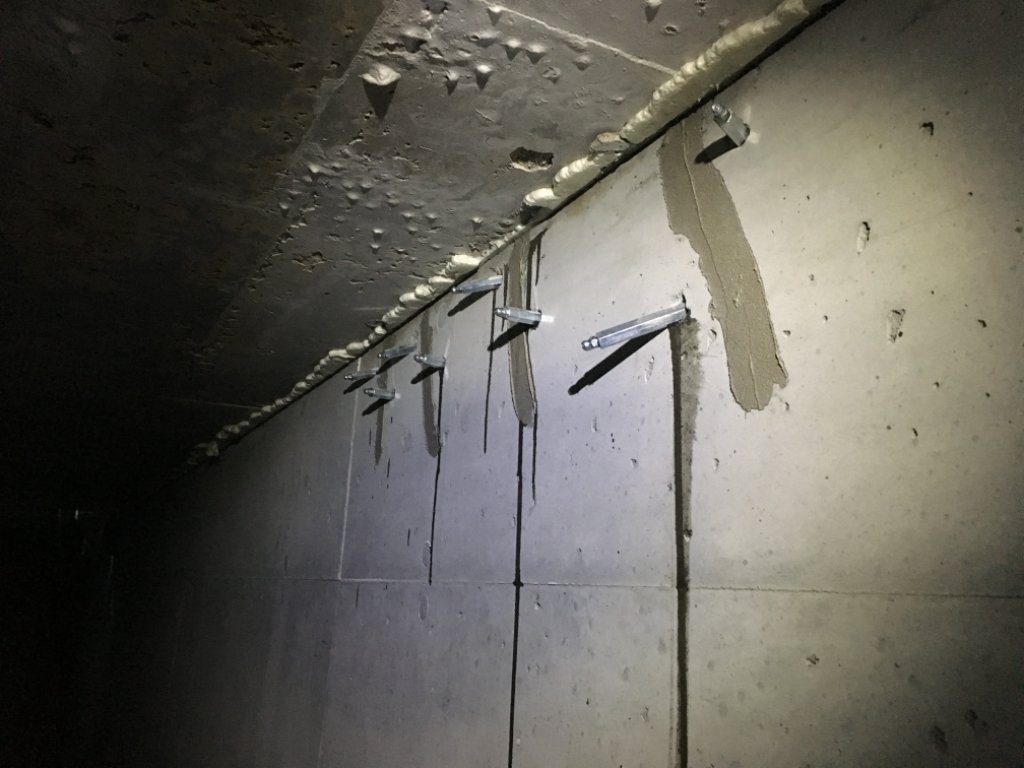 Revner i in-situ-støbte poolvægge der måtte epoxy-injiceres