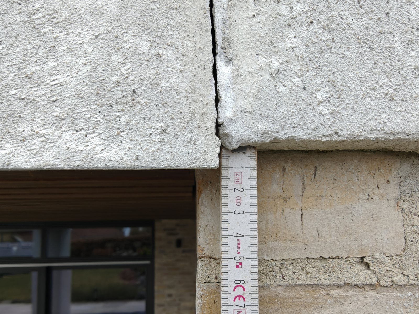 Sætningsskade ved overdækket terrasse hvor fibercement møder murværk