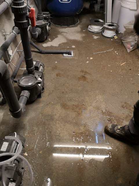 Toiletvand løbet ud i kælderen pga manglende tilslutning af pumpe i pumpebrønd