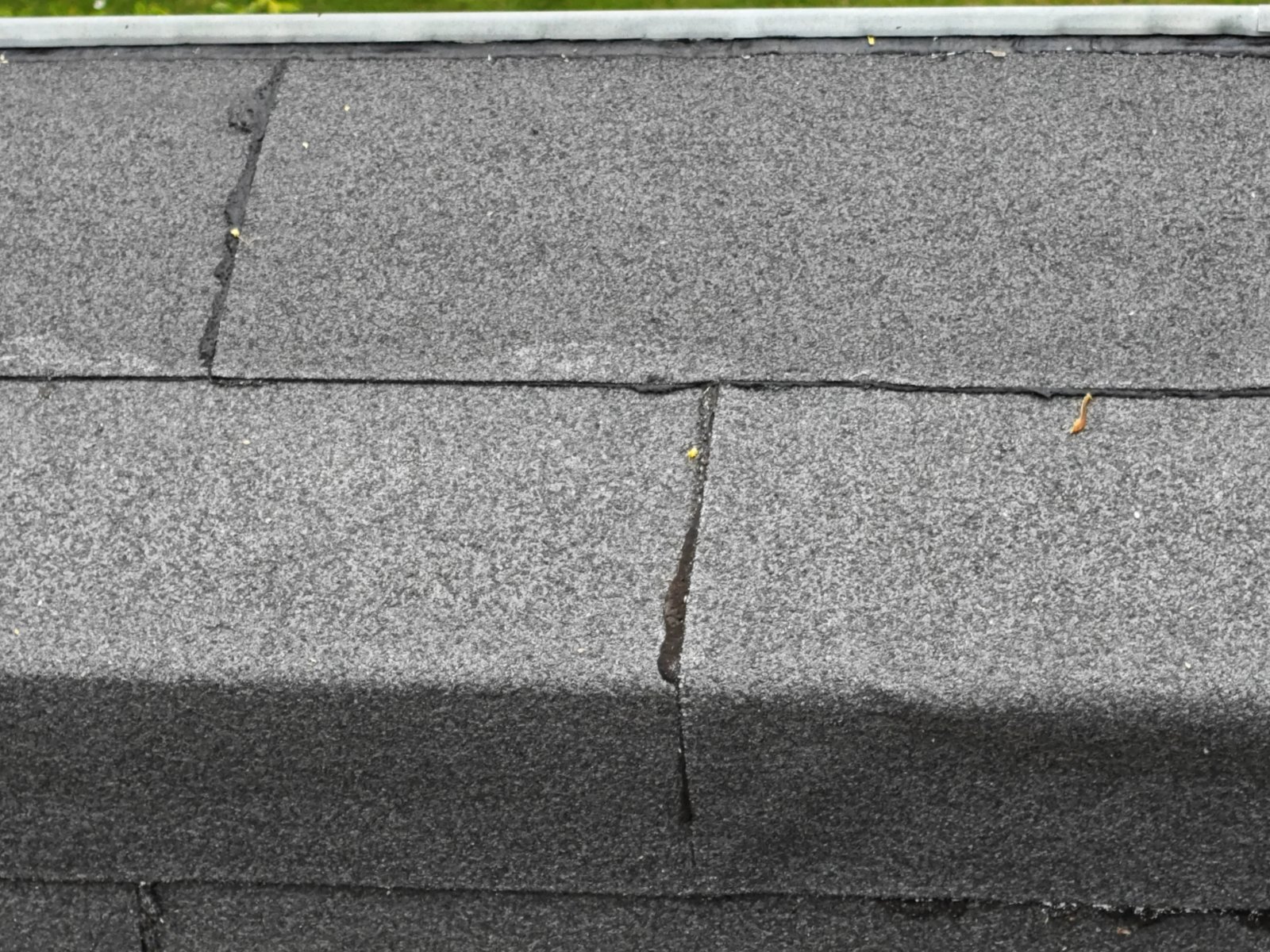 Zinkinddækning forkert monteret på alle murkroner pga skift af underlag fra krydsfinér til fibercement